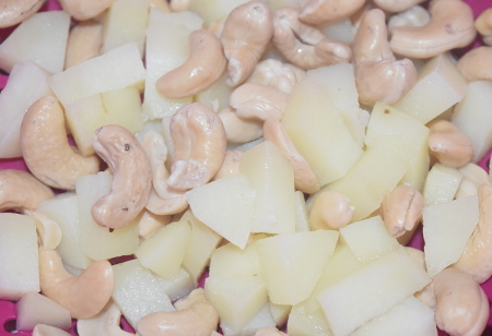Cashews and potato pieces ready for making the cheesy sauce!