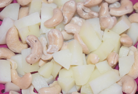 Cashews and potato pieces ready for making the cheesy sauce!