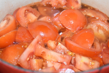 Cooking the tomatoes for my homemade tomato ketchup