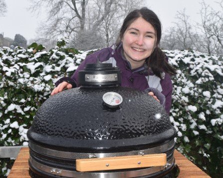 Hannah cooks vegan bbq recipes on her Monolith ceramic grill