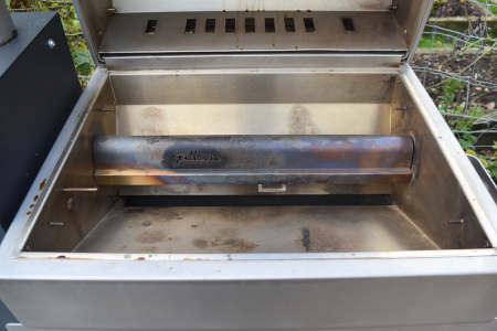 The U shaped handle slide across to create an indirect area for roasting and baking