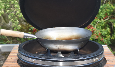Here's the set up we have on our Monolith - wok stand and wok
